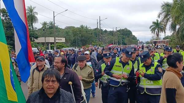 AUDIO: Manifestación y bloqueo de ruta PY 07 en Hernandarias. Ex obreros de Itaipú cierran acceso a la binacional - A La Gran 7-30 - ABC Color