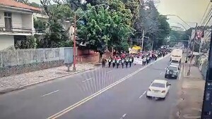 Ex obreros de Itaipú marchan sobre Mariscal López para reclamar mesa técnica a Santiago Peña