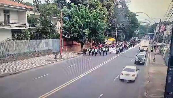 Ex obreros de Itaipú marchan sobre Mariscal López para reclamar mesa técnica a Santiago Peña