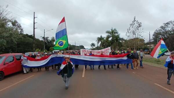 Itaipu: Exobreros marchan sobre la ruta PY07 en Hernandarias - ABC en el Este - ABC Color