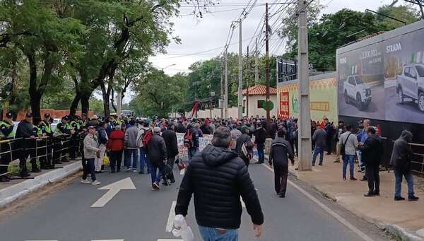 Exobreros de Itaipú instalan su “carpa de resistencia” en Asunción - Nacionales - ABC Color