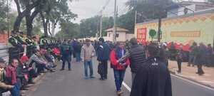 Exobreros de Itaipu se manifestaron exigiendo audiencia con Santiago Peña - Megacadena - Diario Digital