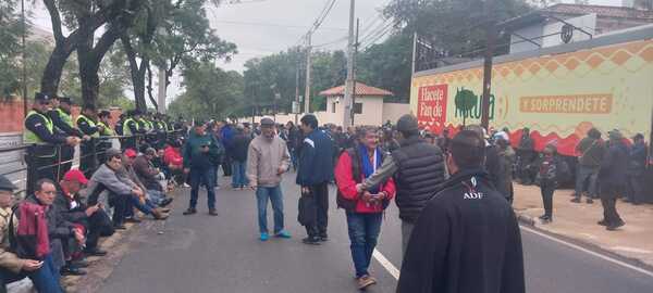 Exobreros de Itaipu se manifestaron exigiendo audiencia con Santiago Peña - Megacadena - Diario Digital