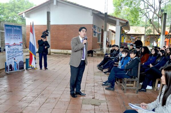 Educación en Justicia da taller en colegio y escuela de Capiatá