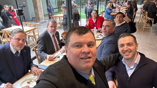 Peculiar sesión del Senado con ratas, asado y lujoso comedor