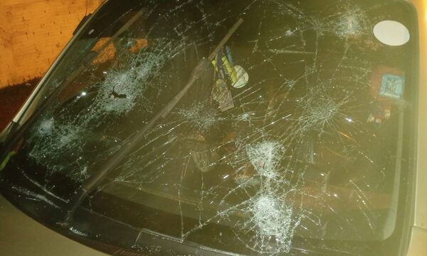Ordenan detención de hombre que golpeó a su pareja y le reventó el auto