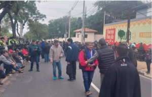 Exobreros de Itaipu se manifestaron exigiendo audiencia con Santiago Peña