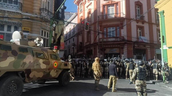 Presidente de Bolivia denuncia movimientos "irregulares" de militares e insta a respetar la democracia