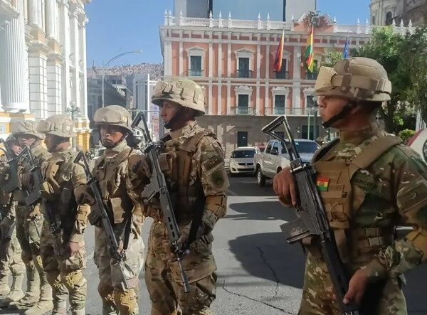 Bolivia: militares irrumpen en Palacio Quemado y gobierno denuncia golpe de Estado · Radio Monumental 1080 AM