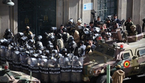 Bolivia: Militares toman sede de gobierno en aparente golpe