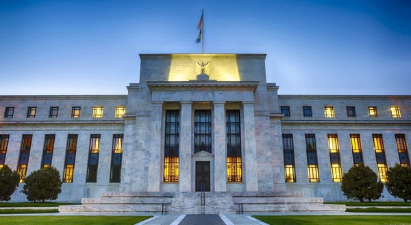 La FED examina a 32 bancos en EEUU que tienen m谩s de 100.000 millones en activos - Revista PLUS