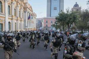 Militares se retiran de sede del Ejecutivo de Bolivia tras “intento de golpe de Estado” - Mundo - ABC Color
