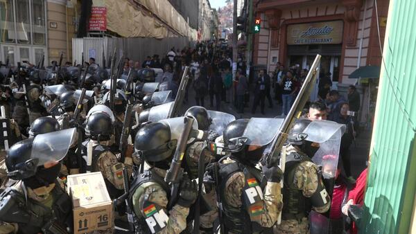 Fiscalía de Bolivia investigará a militares que irrumpieron en sede del Gobierno