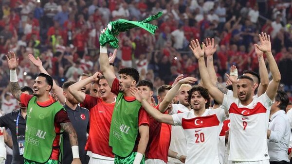 Turquía reina entre la brusquedad y medirá a Austria en octavos