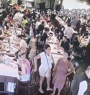 Video: Supuestas bolsoneras paraguayas captadas durante nuevo atraco en Foz de Iguazú - ABC en el Este - ABC Color