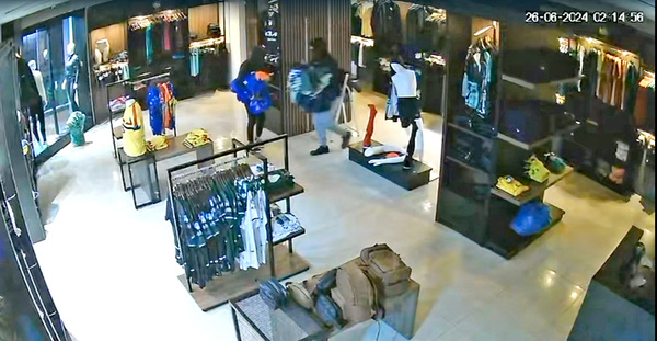 “Rompevidrios” ingresan a tienda de ropas deportivas y se alzan con costosas prendas - La Clave