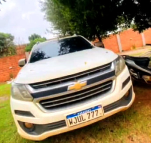 Banda encapuchada irrumpe en una cancha y roba camioneta estacionada - La Clave