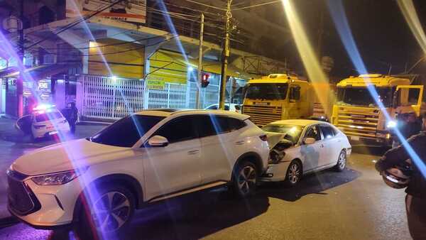 Camión con chofer alcoholizado causa triple choque en zona del Mercado de Abasto