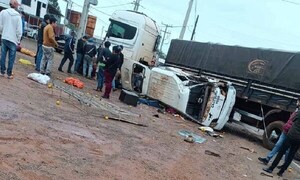 Una mujer y niña de 7 años pierden la vida tras choque ocasionado por un camión en Villarica – Prensa 5