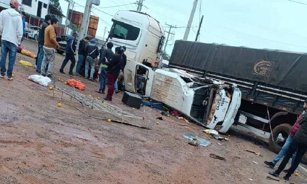 Una mujer y niña de 7 años pierden la vida tras choque ocasionado por un camión en Villarica – Prensa 5