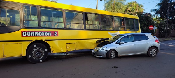 Nuevo accidente de tránsito en Encarnación involucró a un ómnibus y un automóvil