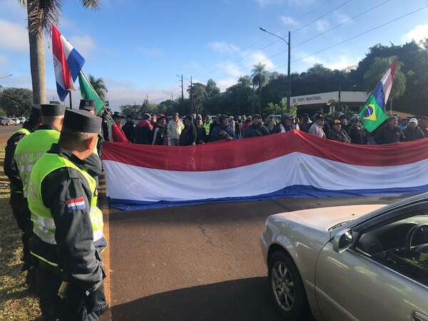 Exobreros de Itaipú continúan con cierre intermitente de la Ruta PY06 - Nacionales - ABC Color