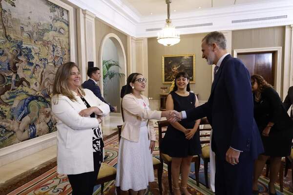 Joven paraguaya se reunió con el rey de España y fue entrevistada por RTVE - ADN Digital