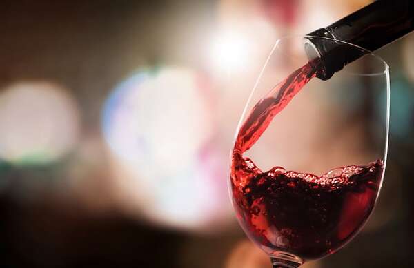 Detienen en España a una mujer sospechosa del vertido intencional de 60.000 litros de vino caro - Mundo - ABC Color