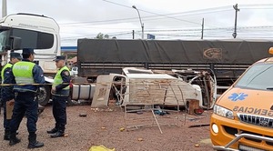 Terrible choque entre camión y furgoneta deja dos fallecidas en Villarrica - trece