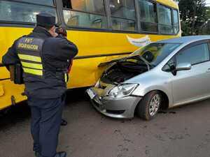 AUTOMÓVIL QUEDÓ INCRUSTADO EN UN ÓMNIBUS EN LA CIUDAD DE ENCARNACIÓN - Itapúa Noticias