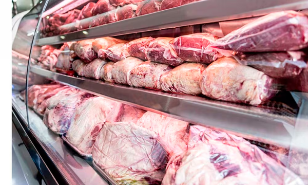 Mujer fue descubierta intentando robar carne y chorizo de un super en Coronel Oviedo - Noticiero Paraguay