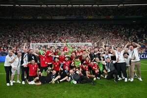 Versus / El hombre más rico de Georgia recompensa a su selección de fútbol