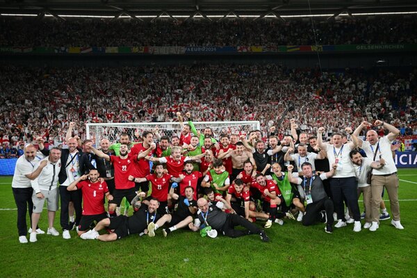 Versus / El hombre más rico de Georgia recompensa a su selección de fútbol