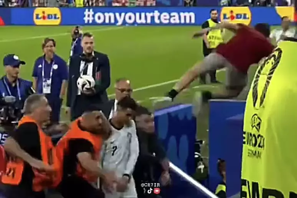 Locura en la Eurocopa por Cristiano Ronaldo: un fanático saltó desde la tribuna para saludarlo y casi lo lastima - Megacadena - Diario Digital