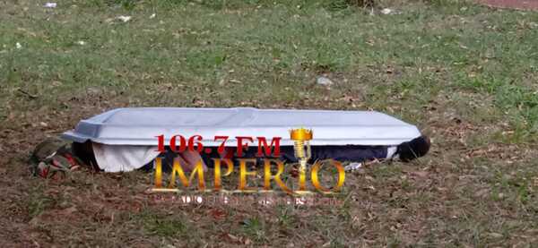 Hallan muerto a un hombre en una plaza del barrio Bernardino Caballero