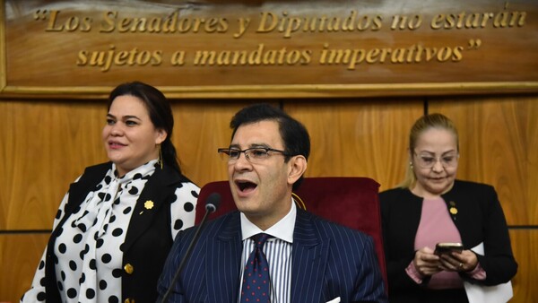 Video: Silvio Ovelar se despide del Senado con una serenata
