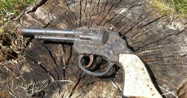 Diario HOY | Peón quiso comprar arma a “policía” y acabó recibiendo una pistola de juguete