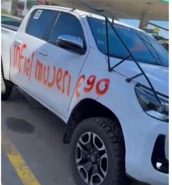 ¡Dejaron “mensajes llamativos” a la camioneta de un amante del rally!