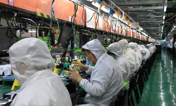 F谩brica de iPhone en India bajo escrutinio por supuesta discriminaci贸n de mujeres casadas - Revista PLUS