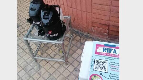 Joven estudiante vende rifa y cocido para culminar su bachiller en Gales