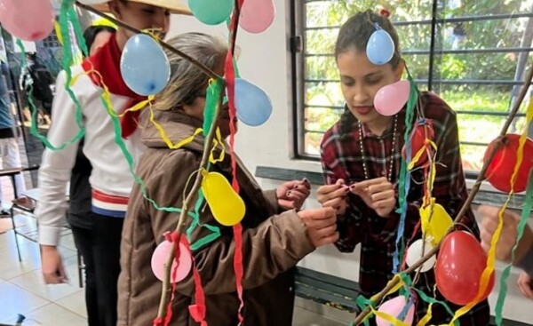 Voluntarios amenizan espera de pacientes en pabellón de Salud Mental