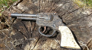 Peón quiso comprar arma a “policía” y acabó recibiendo una pistola de juguete - Noticiero Paraguay