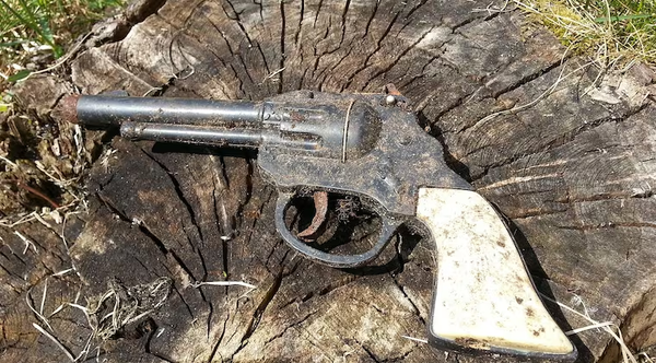 Peón quiso comprar arma a “policía” y acabó recibiendo una pistola de juguete - Noticiero Paraguay