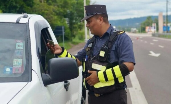 Instan a conductores a estar al día con la habilitación de vehículo
