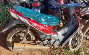 Mujer queda lesionada en choque de moto con auto
