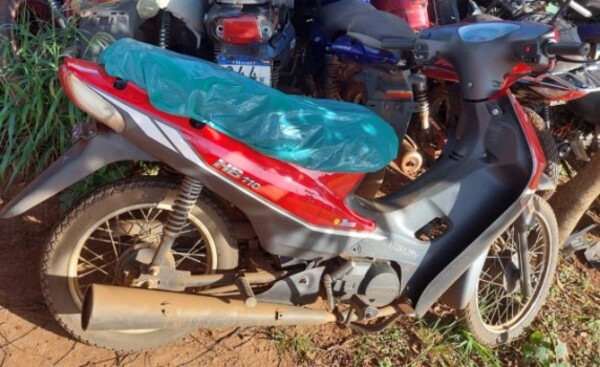 Mujer queda lesionada en choque de moto con auto