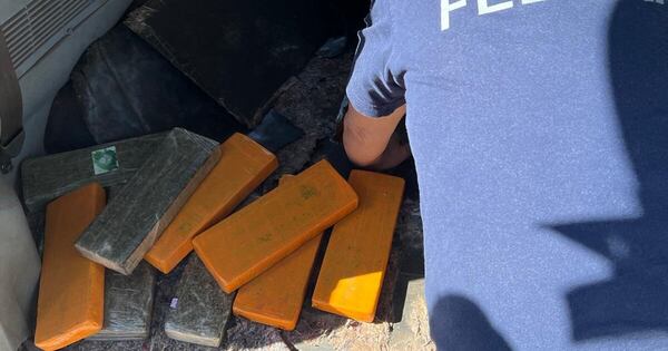 La Nación / Vehículo con placa paraguaya falsa atropelló control brasileño y se le cayó droga