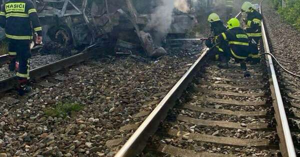La Nación / Seis muertos deja choque entre un tren y un autobús en Eslovaquia