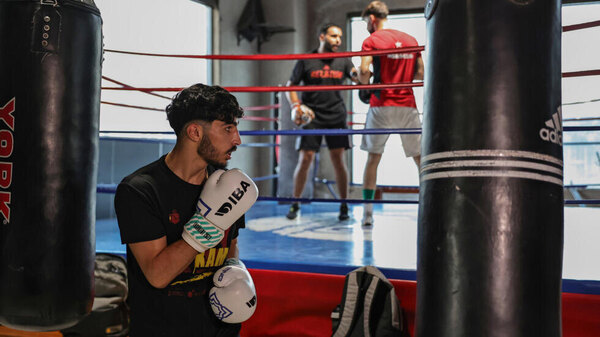Versus / Superando obstáculos, un boxeador palestino se prepara para París 2024