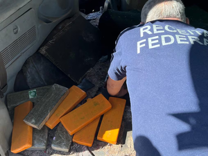Vehículo con placa paraguaya falsa atropelló control brasileño y se le cayó droga - Noticiero Paraguay